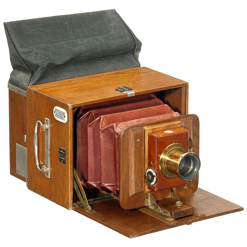 Folding Camera by "A. Tardy", c. 1894: Folding Camera by "A. Tardy", c. 1894 "A. Tardy, Fabricant BTE S.G.D.G., Rue Desirée 17, Lyon". Plate size 5 x 7 in., body no. 40, magazine no. 44, polished wood, brown leather bellows, lens: C. Bert