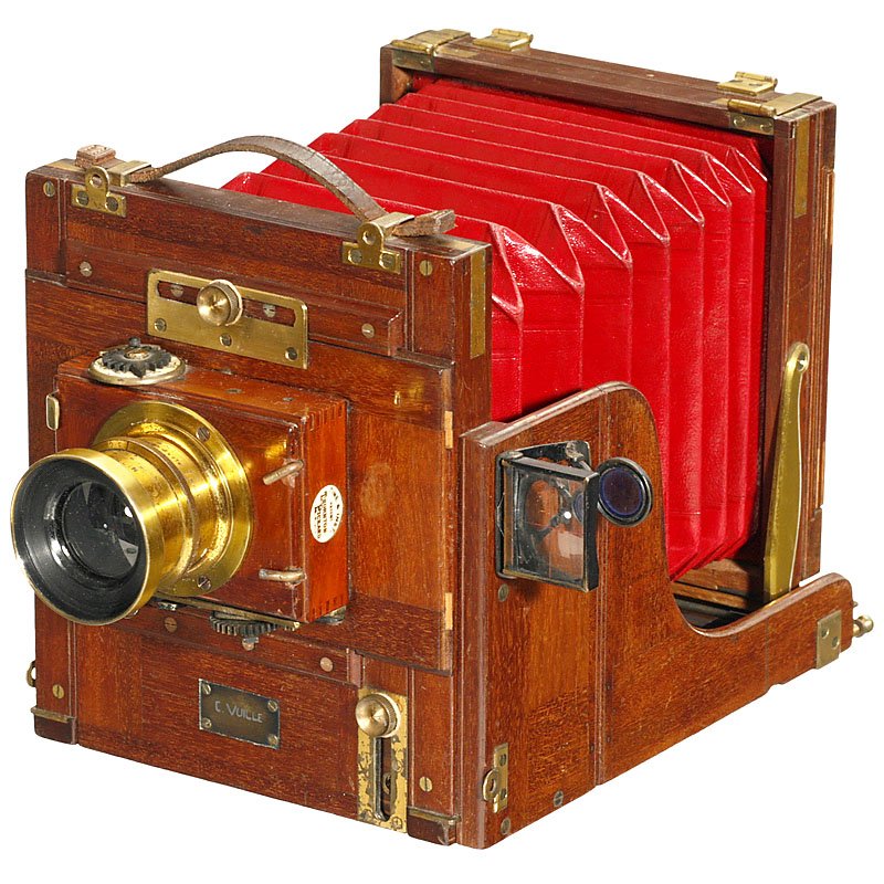 Field Camera "C. Vuille", c. 1900: Field Camera "C. Vuille", c. 1900 Presumably England. Plate size 9 x 12 cm, tropical wood with brass trim, red bellows, lens: C. P. Goerz, "Extra Rapid Lynkeioskop Serie C No. 1", in Thornton-Pickard