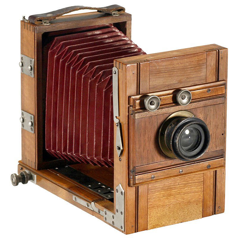 Small Tailboard Camera, c. 1880–85: Small Tailboard Camera, c. 1880–85 Unmarked, plate size 3 ½ x 4 ¾ in., polished wood body with nickel trim, dark-red bellows, unmarked lens with iris stop (stuck), focusing screen back. Kleine Tai