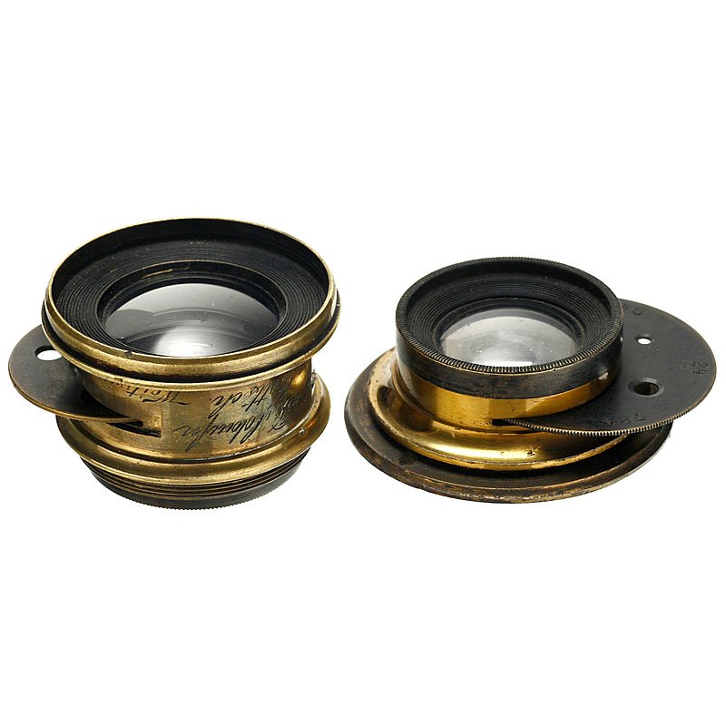 "Weitwinkel-Bistigmat 18x24" by Rodenstock, c. 1902: Weitwinkel-Bistigmat 18x24 by Rodenstock, c. 1902 Rodenstock, Munich. No. 42567, brass lens, rotating stop, focus "Bildaufnahme" and "Mattscheibe", height 1 2/5 in., clean optics. (2-/2-) – Add-on: