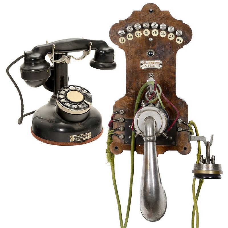 2 French Telephones: 2 French Telephones 1) Intercom for 4 extensions, "System Berliner" handset, with second receiver, c. 1912. – And: 2) Table telephone "Le Matériel Téléphonique", bakelite, with second receiver, c