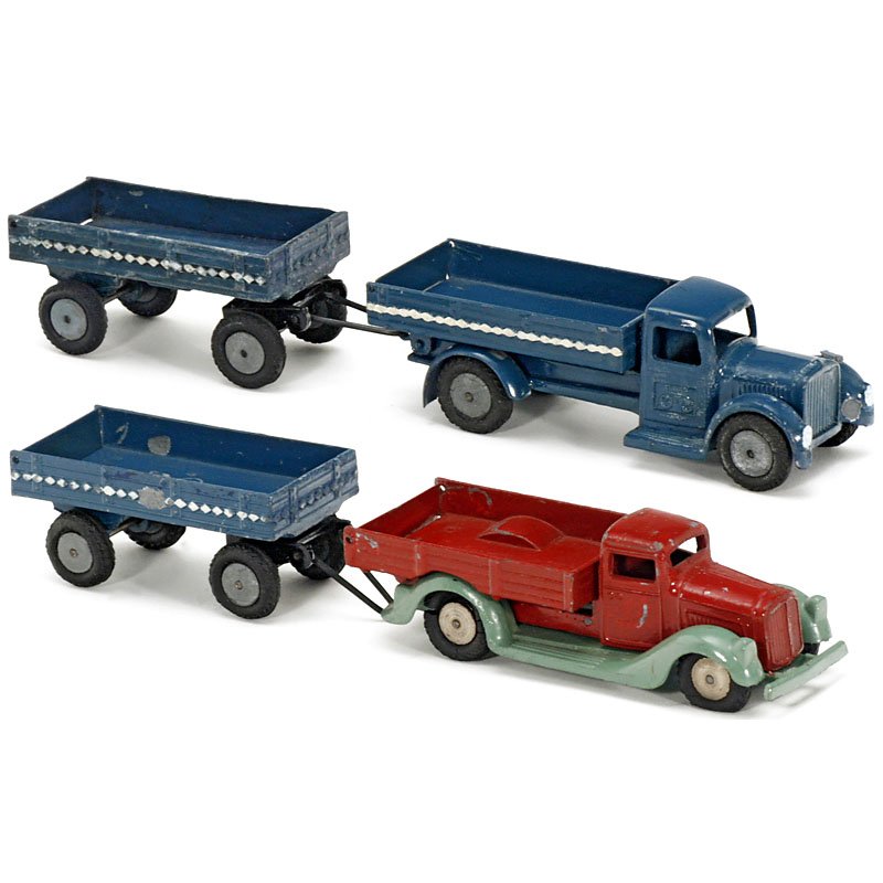 2 Trucks and 2 Trailers by Märklin, c. 1938: 2 Trucks and 2 Trailers by Märklin, c. 1938 1) Truck no. 5521/20. – 2) Truck no. 5521/19. – And: 3) 2 trailers no. 5521/21. – Diecast, original paint, minor losses, 2 rear panels loose. 2 Lastw