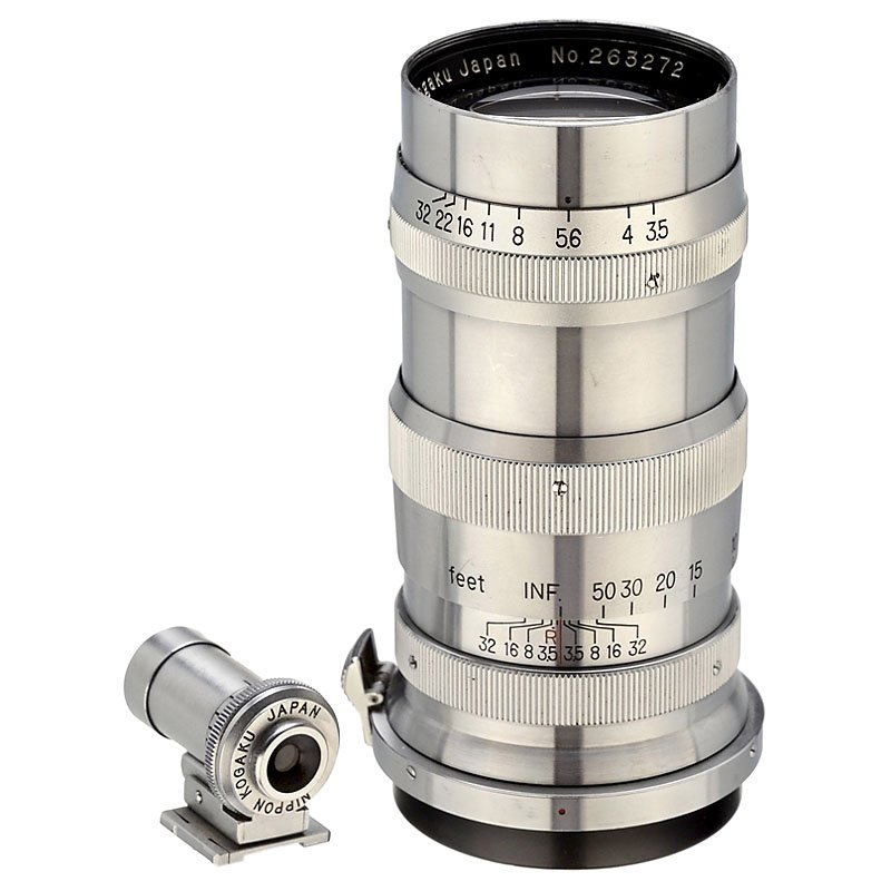 Nikkor-Q.C 3,5/13,5 cm with Viewfinder, 1951: Nikkor-Q.C 3,5/13,5 cm with Viewfinder, 1951 Nippon Kogaku, Japan. No. 263272, chrome, 2 caps, with original viewfinder 13,5 cm (with case). Nikkor-Q.C 3,5/13,5 cm mit Sucher, 1951 Nippon Kogaku, Japa