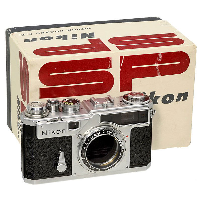 Nikon SP, 1957: Nikon SP, 1957 Nippon Kogaku, Tokyo. No. 6204322, chrome, cloth focal plane shutter. – Excellent condition. With case, original box, instruction manual and original guarantee card (no. 6204322). Nik