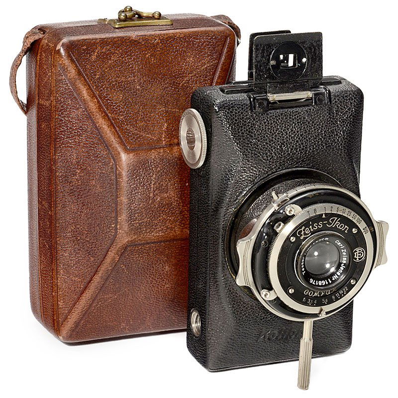 Kolibri (523/18) with Tessar 3,5, 1930: Kolibri (523/18) with Tessar 3,5, 1930 Zeiss Ikon, Dresden. No. S. 30925, rollfilm 127, size 3 x 4 cm, with Tessar 3,5/5 cm, no. 1168176 in Compur 1–1/300 sec. With original "foot", case, lens cap a