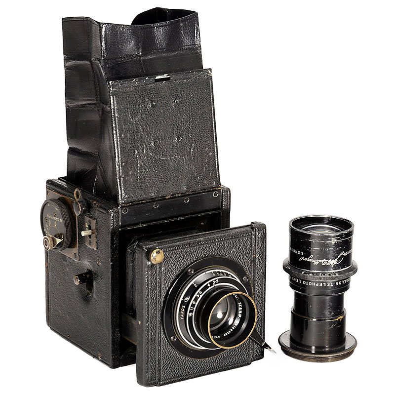 Roth Reflex 4,5 x 6, c. 1926: Roth Reflex 4,5 x 6, c. 1926 A. O. Roth, London. No. 5581. Very rare small TLR camera, plate size 4,5 x 6 cm, rotating back, focal plane shutter 1/10–1/1.000 sec., stuck. With 2 lenses: 1) Cooke Len