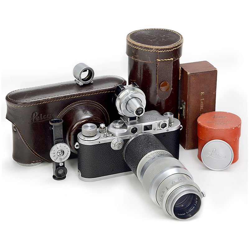 Leica IIIb, Hektor 13,5 cm and Accessories: Leica IIIb, Hektor 13,5 cm and Accessories Leitz, Wetzlar. 1) Leica IIIb, 1939, no. 333969, shutter stuck, vulcanite defective. (4/5) – 2) Hektor 4,5/13,5 cm, no. 1269525. With UVa filter, cap and c