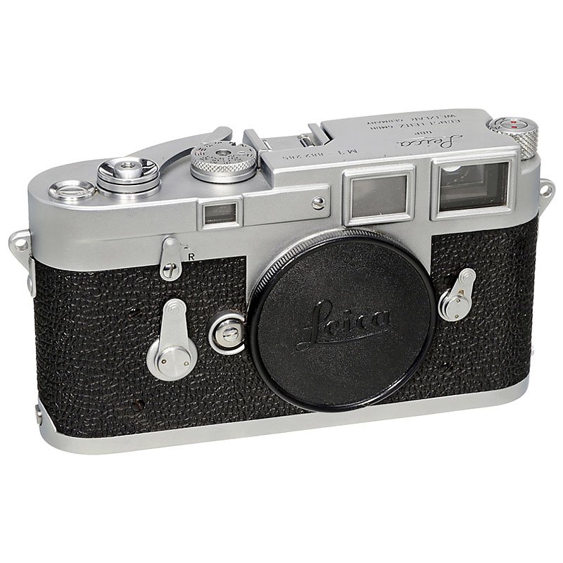 Leica M3 Body, 1957: Leica M3 Body, 1957 Leitz, Wetzlar. No. M3-882285, chrome, double-stroke advance, body cap. – Excellent condition! Leica M3 Gehäuse, 1957 Leitz, Wetzlar. Nr. M3-882285, Chrom, Doppelschwunghebel, G