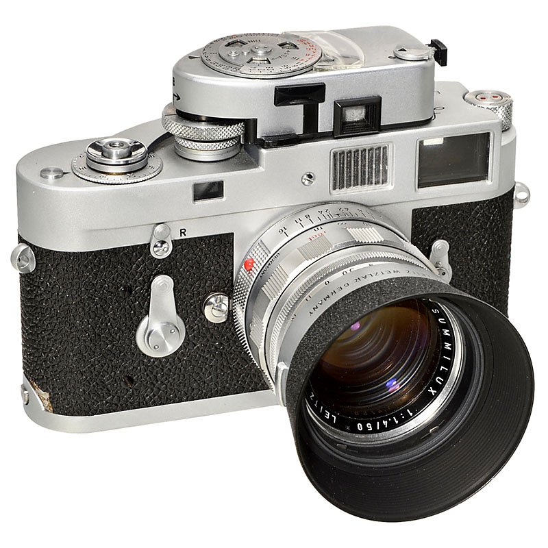 Leica M2 with Summilux 1,4/50 mm, 1965: Leica M2 with Summilux 1,4/50 mm, 1965 Leitz, Wetzlar. No. M2-1112133, small vulcanite part missing, otherwise excellent. Beautiful Summilux 1,4/50 mm, no. 1946096, chrome, improved formula. With Leic
