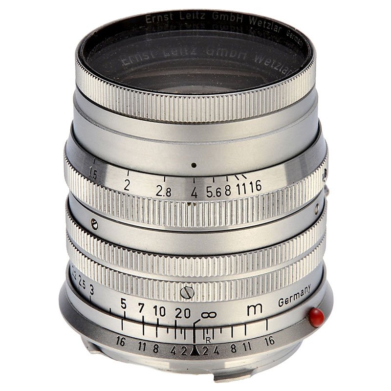 Leitz Summarit 1,5/5 cm, 1957: Leitz Summarit 1,5/5 cm, 1957 Leitz, Wetzlar. No. 1470031, late version with moveable aperture-scale, optics minimally cloudy, everything else in excellent condition. With container and rare Leitz "Su