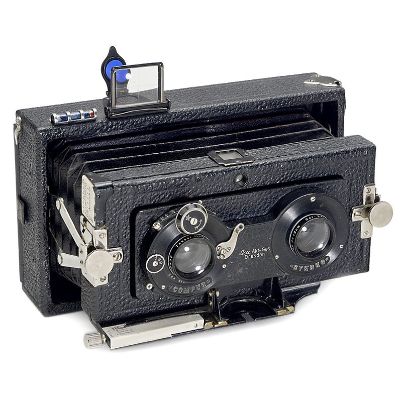Ica Strut Stereo Camera (Prototype), c. 1915: Ica Strut Stereo Camera (Prototype), c. 1915 Ica, Dresden. Plate size 9 x 18 cm, 2 x Tessar 4,5/12 cm (no. 1752306 + 1752307) in Compur-Stereo, focusing screen back and 2 viewfinders. Unusually, the l