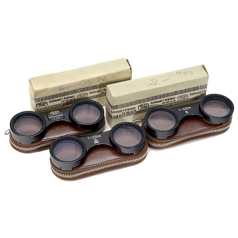 3 x "Keilvorsatz" for Belplasca: 3 x "Keilvorsatz" for Belplasca Carl Zeiss Jena, Belplasca. 3 x close-up attachment "1–2,5 m" for Belplasca, with various engravings. With 3 cases and 2 boxes. 3 x Keilvorsatz für Belplasca Carl Ze
