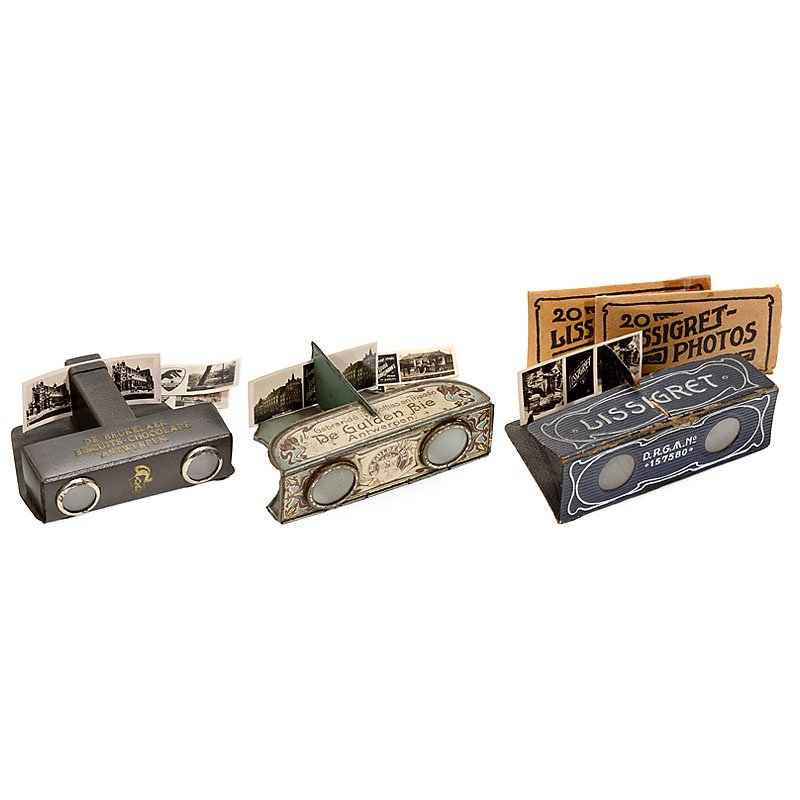 3 Small Stereo Viewers (3 x 7 cm): 3 Small Stereo Viewers (3 x 7 cm) 1) Small tin stereo viewer "De Gulden Bie, Antwerpen", c. 1910, with 3 stereo cards 3 x 7 cm. (3/3) – 2) Small cardboard stereo viewer "Lissigret", Germany, c. 1915