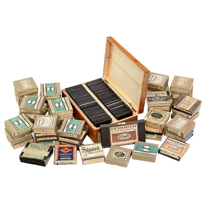 Large Lot 8,5x8,5cm Slides and Projector, c. 1925: Large Lot 8,5x8,5cm Slides and Projector, c. 1925 Approx. 500 slides in black and white. Motifs: Warnemünde, Brunshaupten, Salzburg, Heidelberg, Bamberg, Porta Westfalica, Passau, Venice, Rome, Hilde
