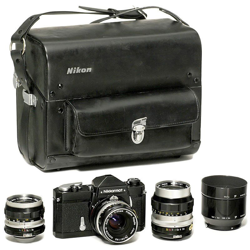 Nikon Nikkormat FTn Outfit: Nikon Nikkormat FTn Outfit Nikon, Japan. 1) Nikkormat FTn, black, with Nikkor-H 2/50 mm with, lens hood. (2/3) – 2) Nikkor-S 2,8/35 mm. (2+/2) – 3) Nikkor-P 2,5/105 mm with lens hood. (2+/2) – A