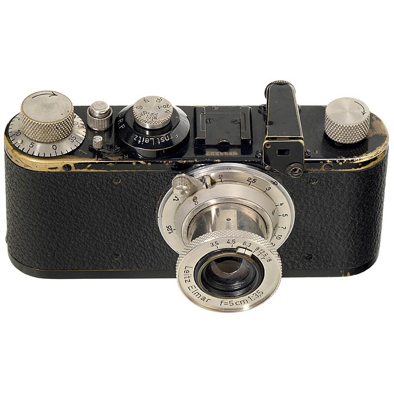 Leica I (C), 1930: Leica I (C), 1930 Leitz, Wetzlar. No. 44297, factory-converted to standardized lens mount, with very rare swing-out viewfinder mask for 135 mm. With Elmar 3,5/5 cm, nickel, standardized, no infinity l