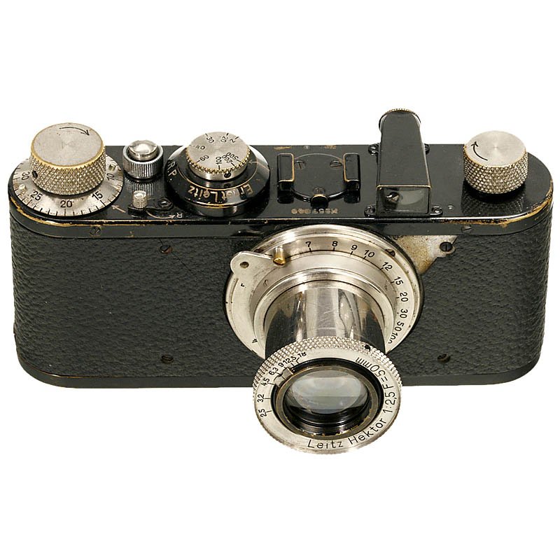 Leica I (C) with Hektor, 1930: Leica I (C) with Hektor, 1930 Leitz, Wetzlar. No. 57040, standardized lens mount, finder with "Germany" engraving. Some brassing, vulcanite damaged. With Hektor 2,5/50 mm, nickel, feet scale, still wi