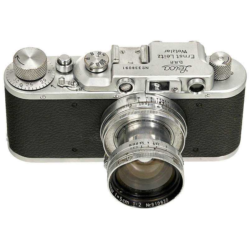 Leica II (D) with Summitar, 1939: Leica II (D) with Summitar, 1939 Leitz, Wetzlar. No. 338091, chrome. – Add-on: Summitar 2/5 cm, feet scale, rim dented. Leica II (D) mit Summitar, 1939 Leitz, Wetzlar. Nr. 338091, Chrom. – Dabei: