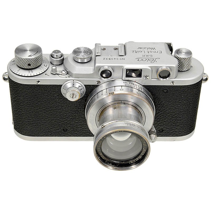 Leica IIIa (G) with Summar, 1939: Leica IIIa (G) with Summar, 1939 Leitz, Wetzlar. No. 343932, chrome, body in very good condition. (3+/2-) – With Summar 2/5 cm, no. 351219, cleaning marks. (3-/4) – Maker's case. Leica IIIa (G) mi