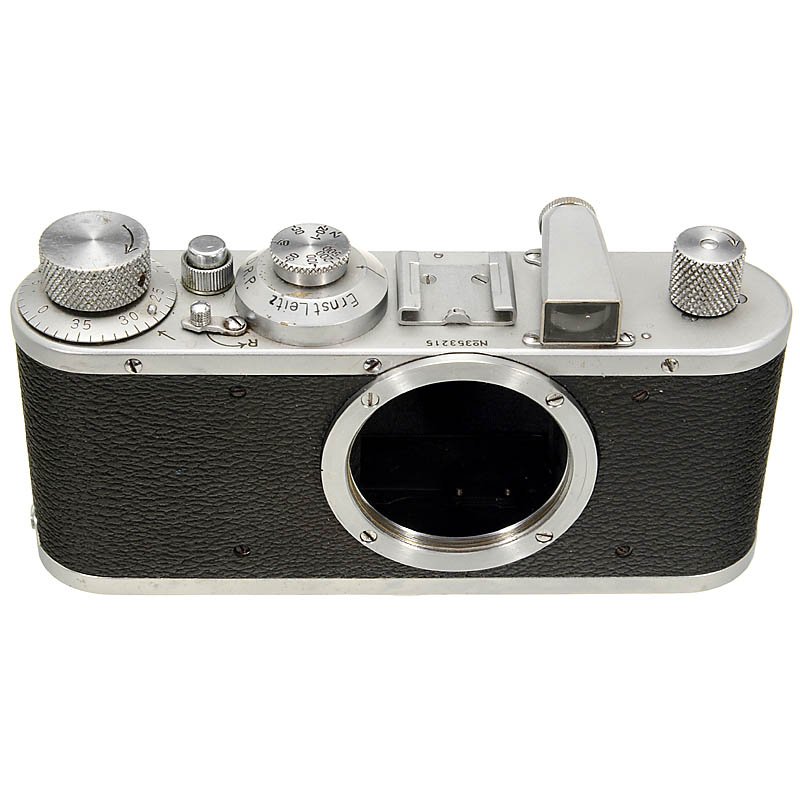 Leica Standard (E), c. 1940: Leica Standard (E), c. 1940 Leitz, Wetzlar. No. 353215, chrome, clean leather-covering! With maker's case. Leica Standard (E), um 1940 Leitz, Wetzlar. Nr. 353215, Chrom, saubere Belederung! Mit Bereit
