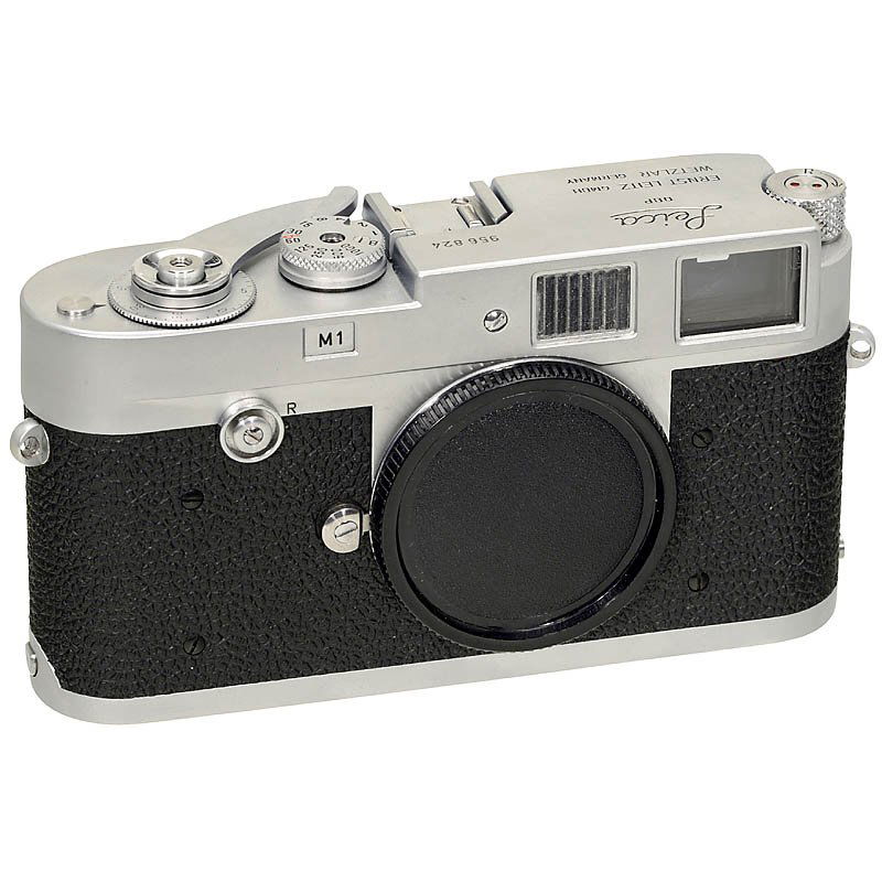 Leica M1, 1959: Leica M1, 1959 Leitz, Wetzlar. No. 956824, early button rewind model. Vulcanite failure in swing-up back. Leica M1, 1959 Leitz, Wetzlar. Nr. 956824, frühe Version mit Rückspulknopf. Fehler im Rückd