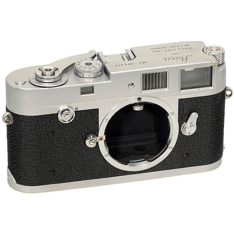 Leica M2, 1959: Leica M2, 1959 Leitz, Wetzlar. No. M2-970914, button rewind, without self-timer. Small dent above finder. Leica M2, 1959 Leitz, Wetzlar. Nr. M2-970914, Rückspulknopf, kein Selbstauslöser. Kleine Del