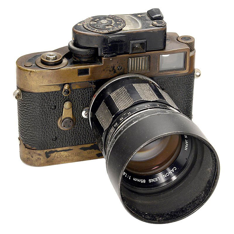 Leica M2 (Black) with Leicavit MP (Provenance: Gerard: Leica M2 (Black) with Leicavit MP (Provenance: Gerard Klijn, 1940–2013) Leitz, Wetzlar. M2-1093525, with Canon 1,8/85 mm (with M adapter), Leicavit MP. Camera and lens in working condition. – Work