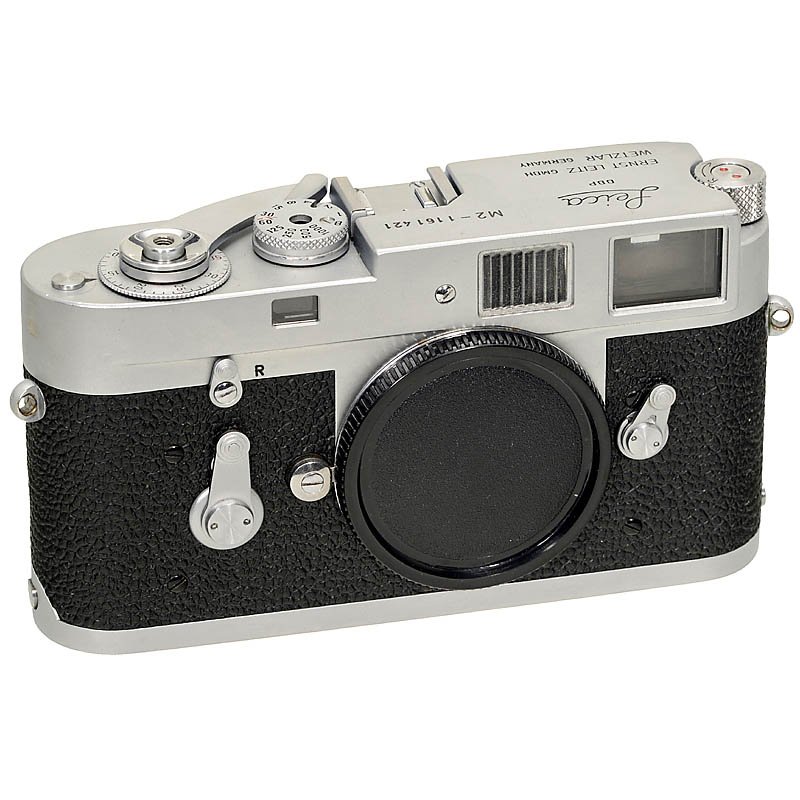 Leica M2, 1966: Leica M2, 1966 Leitz, Wetzlar. No. M2-1161421, lever rewind, with self-timer. Excellent late Leica M2. Leica M2, 1966 Leitz, Wetzlar. Nr. M2-1161421, Rückspulhebel, mit Selbstauslöser. Schöne spät