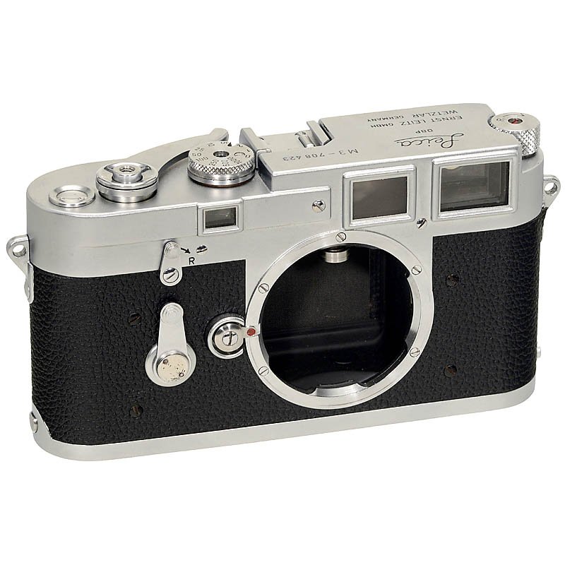 Leica M3, 1954: Leica M3, 1954 Leitz, Wetzlar. No. M3-708423, double-stroke advance. Early version without field frame selector, rewind knob with slot. Leica M3, 1954 Leitz, Wetzlar. Nr. M3-708423, Doppelschwungaufzu