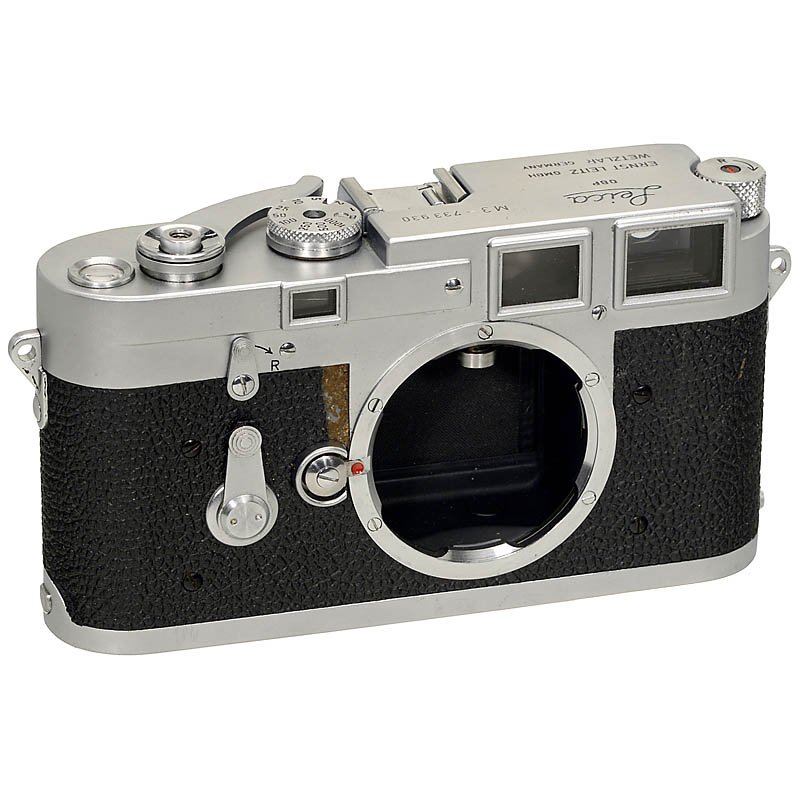 Leica M3, 1955: Leica M3, 1955 Leitz, Wetzlar. No. M3-733930, double-stroke advance, without field frame selector, rewind knob with slot. Vulcanite piece missing, technically excellent. Leica M3, 1955 Leitz, Wetzlar.