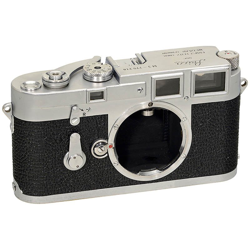 Leica M3, 1955: Leica M3, 1955 Leitz, Wetzlar. No. M3-775218, double-stroke advance, still without field frame selector, rewind knob with one red dot. Leica M3, 1955 Leitz, Wetzlar. Nr. M3-775218, Doppelschwungaufzug