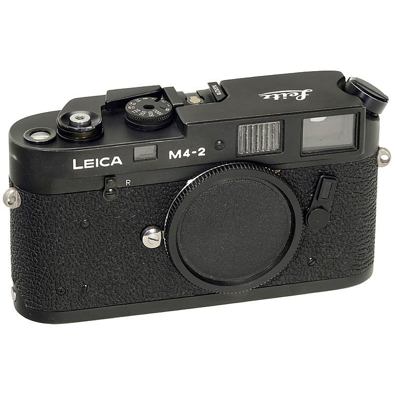 Leica M4-2, 1978: Leica M4-2, 1978 Leitz, Canada. No. 1469218, engravings: "Leitz" on top, and "Canada" on back of top housing. Lens does not click into place, otherwise excellent. Leica M4-2, 1978 Leitz, Canada. Nr. 1