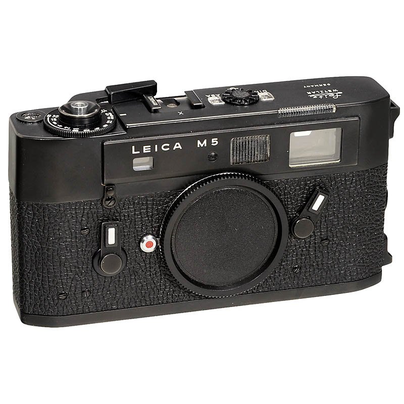 Leica M5, 1971: Leica M5, 1971 Leitz, Wetzlar. No. 1289440, black chrome, two strap lugs, with body cap and box. Leica M5, 1971 Leitz, Wetzlar. Nr. 1289440, schwarz verchromt, 2 Trageösen, mit Gehäusedeckel und Kar