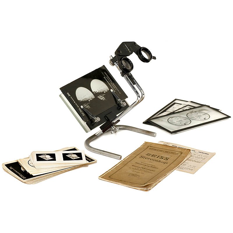 Carl Zeiss Stereoscope, c. 1955: Carl Zeiss Stereoscope, c. 1955 Table stereo viewer, for slides and photos of up to 9 x 18 cm, swiveling lenses, with manual from 1910, test slides and about 40 Zeiss stereo cards. Carl Zeiss Stereosk