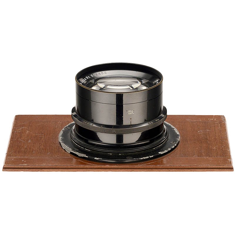 Tessar 4,5/30 cm: Tessar 4,5/30 cm Carl Zeiss, Jena. No. 304432, height: 2 1/3 in., with connecting ring. Tessar 4,5/30 cm Carl Zeiss, Jena. Nr. 304432, Höhe: 6 cm, mit Anschlußring. Start Price: € 80