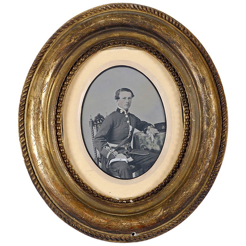 Ambrotype, c. 1855: Ambrotype, c. 1855 England. Officer of the "Eastern India Company", completely and excellently hand- and gold-colored, visible image size 3 ½ x 4 ¾ in., back plate loose. Ambrotypie, um 1855 Engla