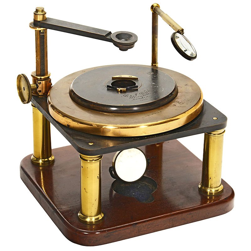 Rare Dissecting Microscope by R. & J. Beck, c. 1875: Rare Dissecting Microscope by R. & J. Beck, c. 1875 Signed on the circular stage "R. & J. Beck, 31 Cornhill, London, 5185". Original lacquered and bronzed brass, square mahogany base with inset single