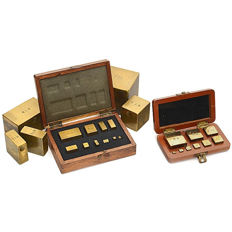 2 Sets of English Calibration Weights, c. 1920: 2 Sets of English Calibration Weights, c. 1920 1) ½ DR up to 7 LB, in suitcase. – And: 2) ½ DR up to 8 OZ, in case. 2 Sätze englische Eichgewichte, um 1920 1) ½ DR bis 7 LB, in Koffer. – Und: