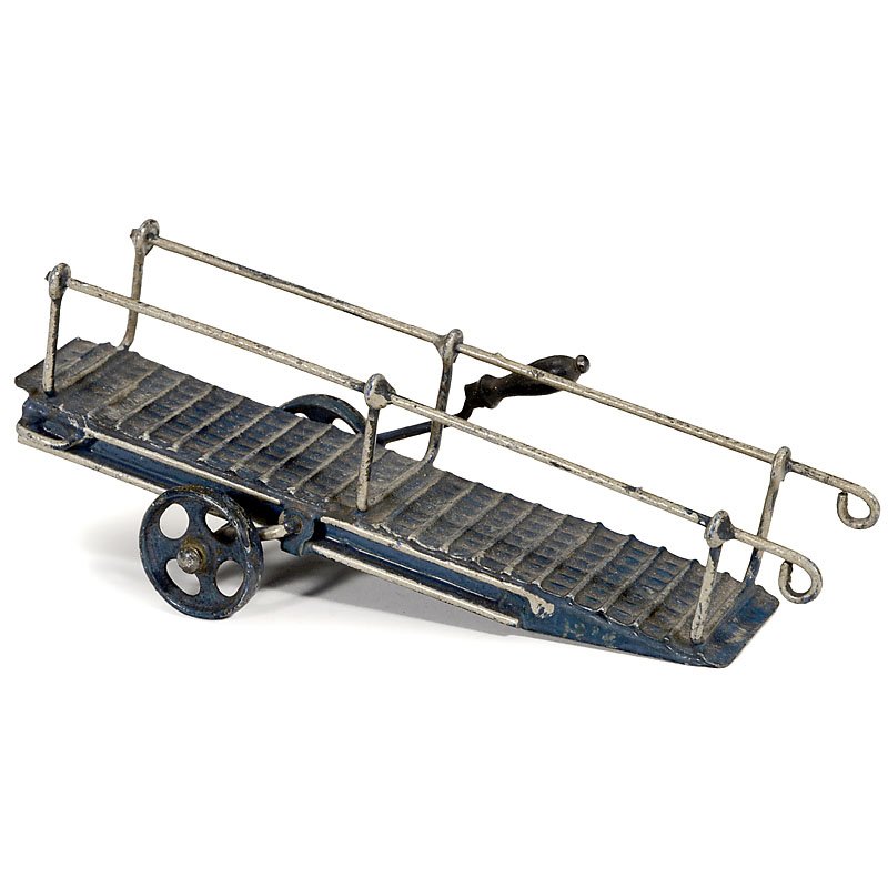 Märklin Horse Ramp Gauge 0, c. 1925: Märklin Horse Ramp Gauge 0, c. 1925 Hand-painted tin, cast-metal wheels, adjustable, length 6 ½ in. Märklin Pferde-Rampe Spur 0, um 1925 Handlackiertes Blech, Gußräder, verstellbar, Länge 16,5 c