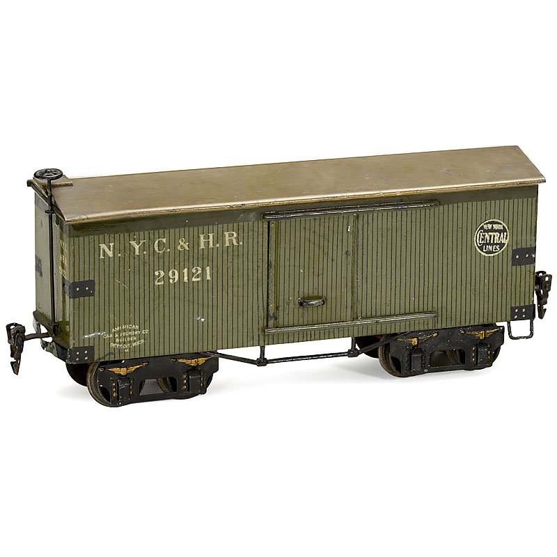Märklin Gauge I NYC & HR Freight Wagon, c. 1915: Märklin Gauge I NYC & HR Freight Wagon, c. 1915 No. 29121, "New York City Line", hand-painted tin, 2 sliding doors, 2 bogies, length 11 in. Gedeckter Güterwagen in amerikanischer Form von Märklin S