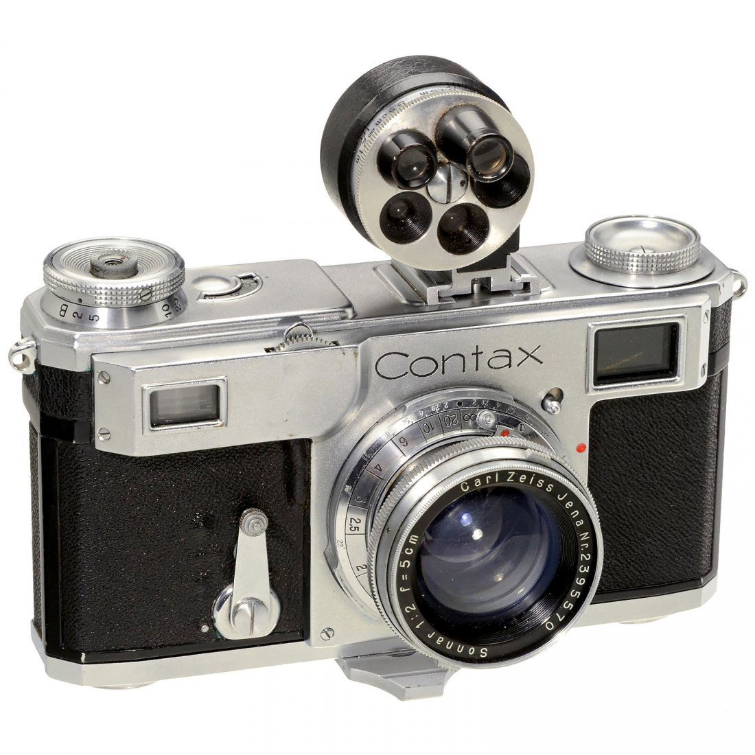 Contax II with Sonnar 2/5 cm, 1936: Contax II with Sonnar 2/5 cm, 1936 Zeiss Ikon, Dresden. No. D58984 (camera back with matching number), shutter working, with Sonnar 2/5 cm, no. 2395570, universal viewfinder (2,8–13,5 cm). – A Con