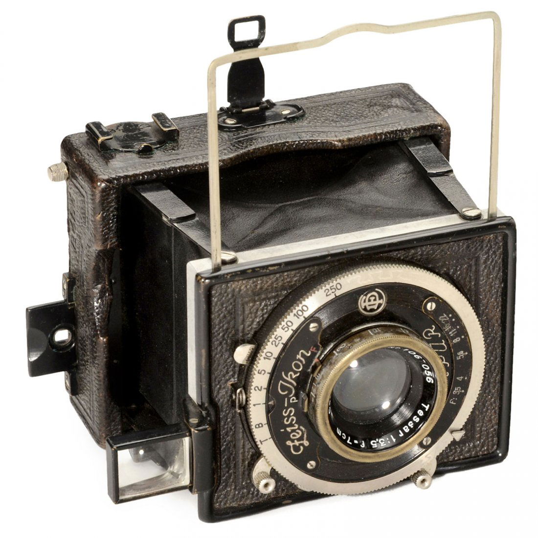 Bébé (342) (4,5 x 6), 1928: Bébé (342) (4,5 x 6), 1928 Zeiss Ikon. Small strut plate camera for 4,5 x 6 cm, body no. P39562, with Tessar 3,5/7 cm, no. 1067056, focusing screen back. – Excellent condition. Bébé (342) 4,5 x