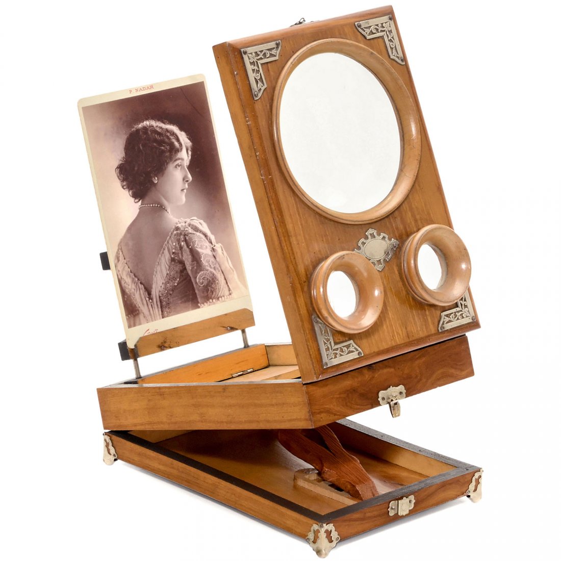 Decorated Graphoscope, c. 1890: Decorated Graphoscope, c. 1890 Unmarked. Viewer for stereo cards of 9 x 18 cm, cartes-de-visite and other formats, polished wood with decorated metal corners, lens diameter 4 in., one ocular with mino