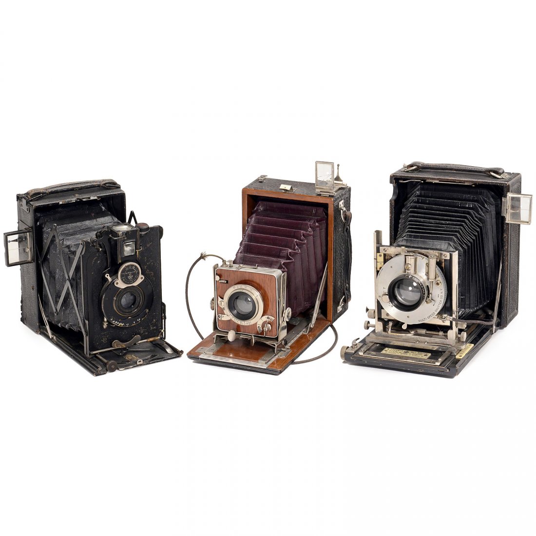 3 Rare Folding Plate Cameras (9 x 12 cm): 3 Rare Folding Plate Cameras (9 x 12 cm) 1) France. "Snelos", c. 1900, dark-red bellows, "Prokter" 1:8 lens, shutter P + I, viewfinder glass cracked, focusing screen back. (3+/3–4) – 2) R. Lechner