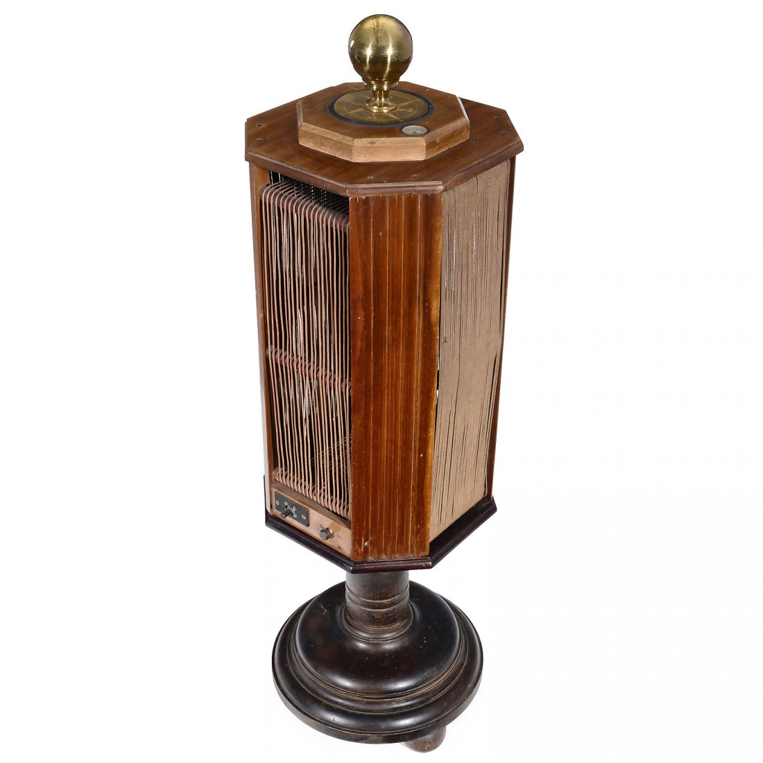 "Ducretet" Frame Antenna, 1925: Ducretet Frame Antenna, 1925 French rotating aerial, with wave range alternating switch, compass and scale on lid. Rahmenantenne "Ducretet", 1925 Sehr große drehbare Rahmenantenne auf Standfuß. Oben