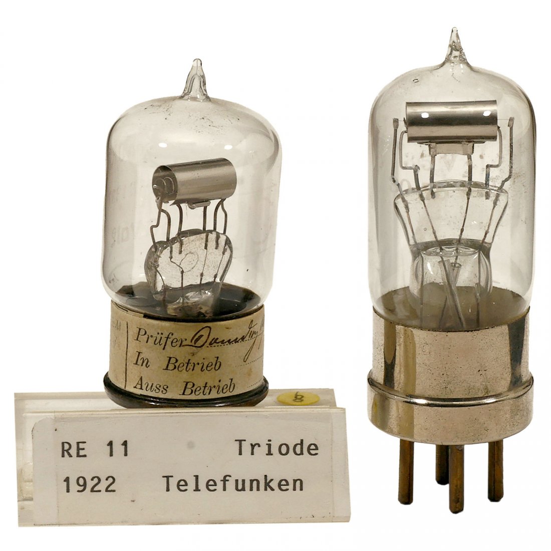 2 Telefunken Triodes, c. 1920: 2 Telefunken Triodes, c. 1920 Type A and type RE11, filaments intact. 2 Telefunken-Trioden, um 1920 Typ A und Typ RE11, Heizfäden o.k. Start Price: € 80