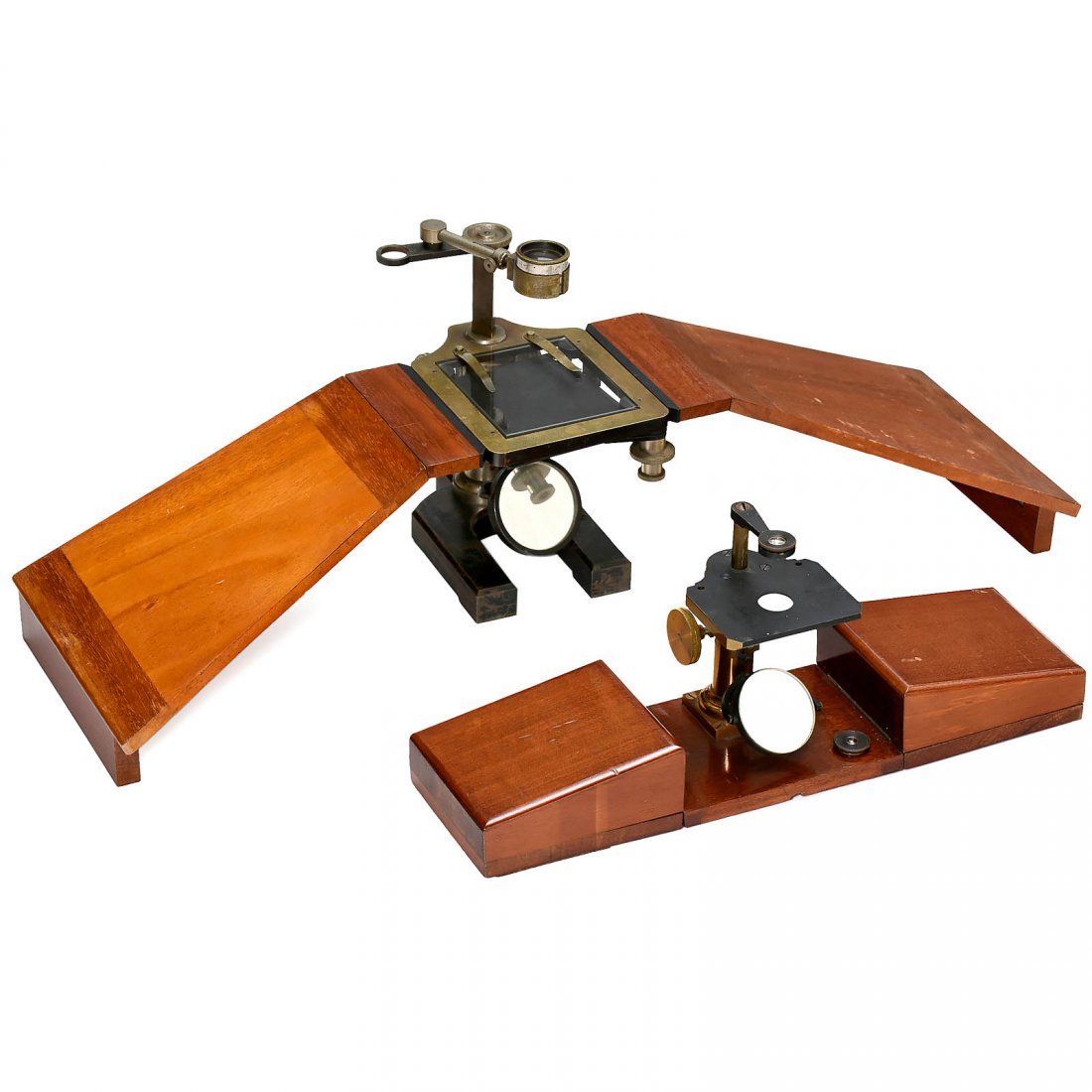 2 Dissecting Microscopes: 2 Dissecting Microscopes 1) Signed on the stage "Carl Zeiss, Jena", c. 1895, original lacquered and blackened brass, no. 24528, 2 arm supports, case. – And: 2) Unsigned, c. 1880, original lacquered