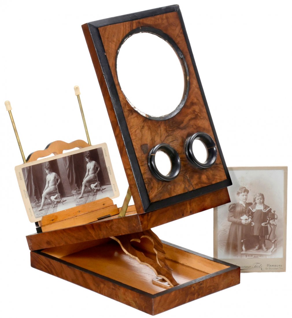 Graphoscope, um 1870: Graphoscope, um 1870 Burr-walnut-veneered, for stereo cards of 9 x 18 cm, cartes-de-visite and other sizes, lens diameter 5 in., body with small splits. – In addition: Attractive nude stereo card an