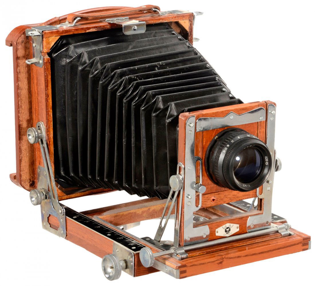 Seagull Field Camera: Seagull Field Camera Seagull, China. Size 8 x 12 cm, double extension, dark wood with nickel fittings, black bellows, Chinese lens 4,5/180 mm, pneumatic shutter (not working), focusing screen back. Re