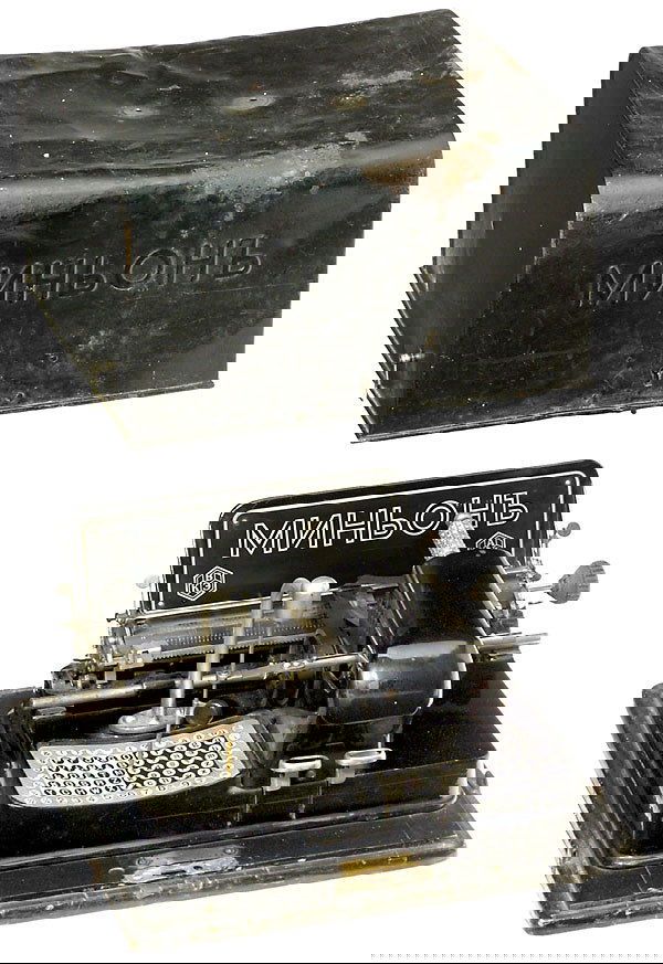 2 Typewriters Mignon Mod. 3 and Hammond No. 12: Mignon Mod. 3 and Hammond No. 12 1) "Mignon Mod. 3". The popular German index machine with Russian index and embossed tin cover. – Extremely rare! – And: 2) "Hammond No. 12", 1905, with universal